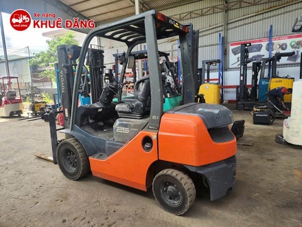 Xe Nâng Dầu 2.5 Tấn Toyota số tự động